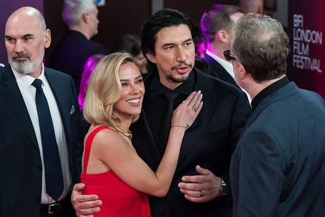 Scarlett hadir untuk mempromosikan film terbaru, ‘Paper Tiger’, bersama Adam Driver, yang sebelumnya pernah beradu akting dalam ‘Mariage Story’. Foto: Anadolu via Getty Images/Anadolu