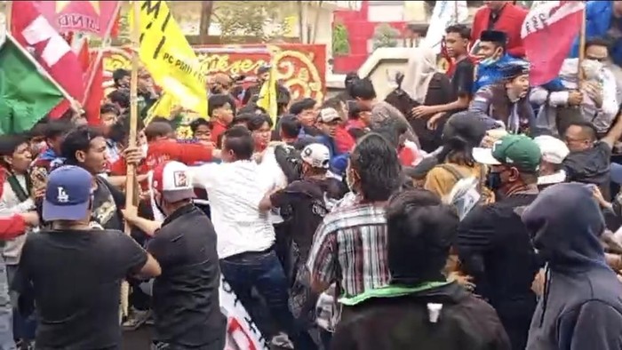 Aksi demo di Mapolda Sumsel ricuh dan terjadi pengeroyokan terhadap dua orang wartawan