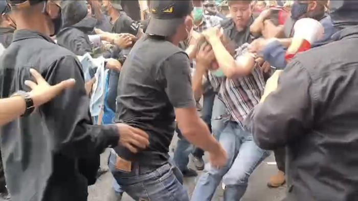 Aksi kericuhan dan pemukulan saat demo di Palembang