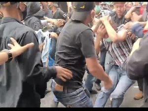 Video 2 Wartawan Dikeroyok Saat Liput Aksi Demo di Palembang