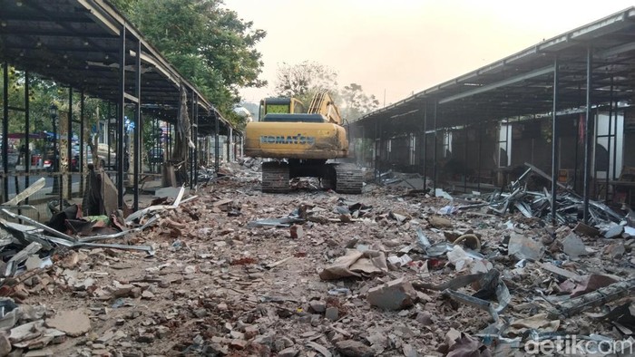 Alat berat membongkar kios UMKM di kawasan Taman Jomantara, Majalengka.