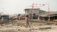 Penyanyi berusia 41 tahun itu memperlihatkan Kampung Apung dengan bentuk daratannya yang sudah dipenuhi oleh limbah kulit kerang. Foto: Instagram @andien
