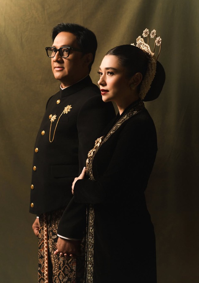 Amanda Rigby dan Andre Taulany tampil kompak dalam balutan busana pengantin adat Jawa bernuansa hitam. Just love, tulis Amanda dalam keterangan unggahannya. Foto: Instagram/@amandarigby6
