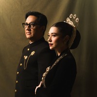 Amanda Rigby dan Andre Taulany tampil kompak dalam balutan busana pengantin adat Jawa bernuansa hitam. Just love, tulis Amanda dalam keterangan unggahannya. Foto: Instagram/@amandarigby6