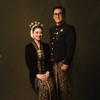 Amanda tampil anggun mengenakan kebaya hitam dengan hiasan bordir berwarna emas di bagian kerah hingga sisi depan. Kebaya tersebut dipadukan dengan kain batik bernuansa cokelat, hitam, dan emas, serupa dengan yang dikenakan Andre. Foto: Instagram/@amandarigby6