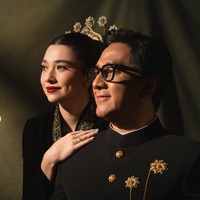 Sementara Andre tampil gagah dengan beskap hitam berlengan panjang yang memiliki potongan tegas. Busana tersebut dilengkapi bros serta deretan kancing berwarna emas di bagian depan. Foto: Instagram/@amandarigby6