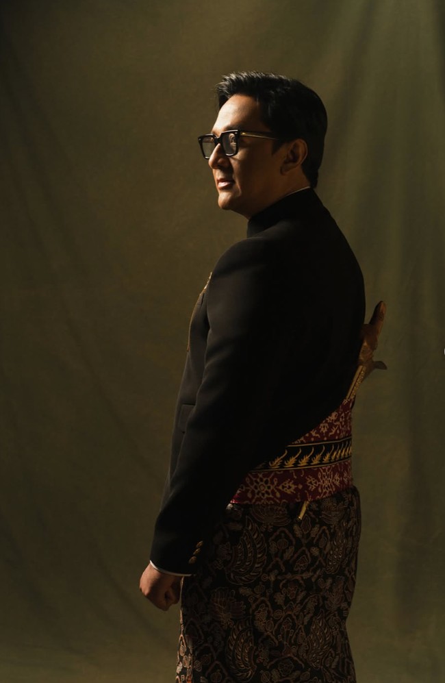 Melengkapi gaya tradisionalnya, Andre juga membawa keris yang disangkutkan di bagian belakang busananya. Foto: Instagram/@amandarigby6