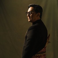 Melengkapi gaya tradisionalnya, Andre juga membawa keris yang disangkutkan di bagian belakang busananya. Foto: Instagram/@amandarigby6