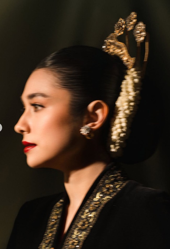 Amanda terlihat anggun dengan sanggul di kepalanya lengkap dengan ronce melat dan cunduk mentul khas wanita Jawa. Foto: Instagram/@amandarigby6