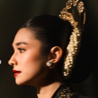 Amanda terlihat anggun dengan sanggul di kepalanya lengkap dengan ronce melat dan cunduk mentul khas wanita Jawa. Foto: Instagram/@amandarigby6