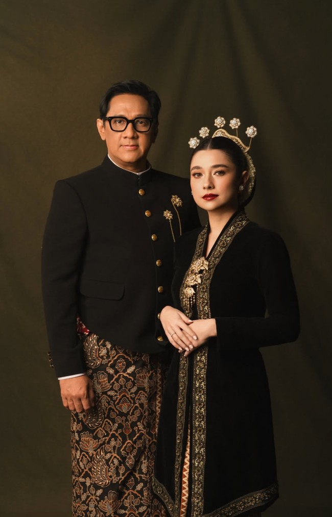 Penampilan Amanda makin memukau dengan riasan glam look lengkap dengan lipstik merah yang membuat gayanya semakin bold. Foto: Instagram/@amandarigby6
