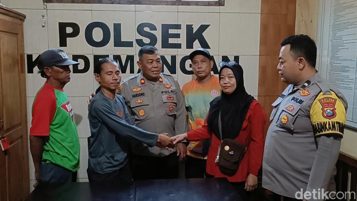 Angga Ferly Wibisono bersalaman dengan pemilik kucing, Nafiah