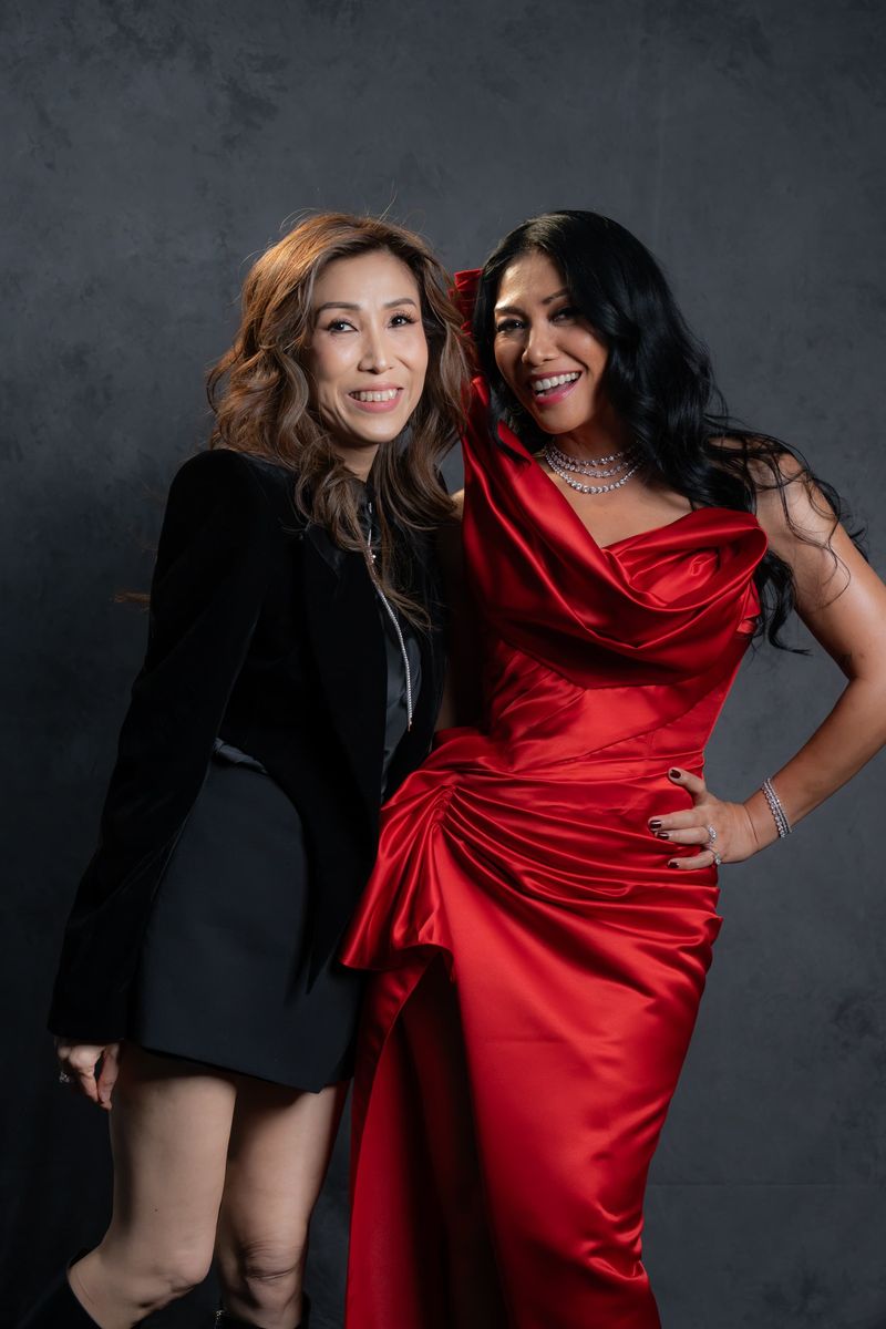 Anggun C. Sasmi Desainer Wanda Ponika (kiri) bersama penyanyi Anggun C. Sasmi di belakang panggung konser SNADA Indonesia 2026.