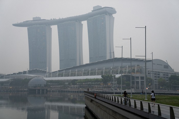 Asap karhutla dari Indonesia selimuti Singapura (Foto: REUTES/Kokkai Ng)