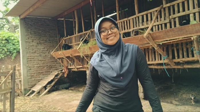 Auria Nur Laila,  lulusan prodi Peternakan PSDKU Universitas Brawijaya Kediri yang berkuliah sambil beternak kambing