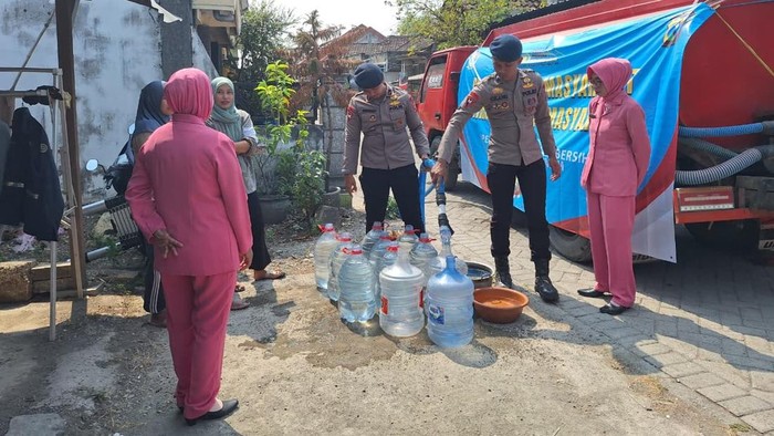 Bantuan air bersih oleh Brimob Polda Jatim