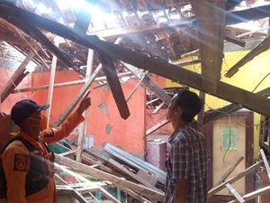Sekeluarga di Bogor Mengungsi Imbas Rumahnya Rusak Diterjang Angin Kencang
