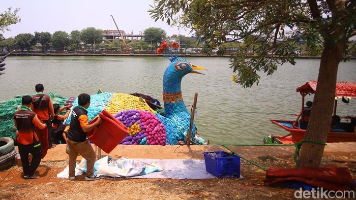 Dinas Lingkungan Hidup (DLH) DKI Jakarta menyiapkan 43 perahu hasil kreativitas pasukan oranye berbahan daur ulang untuk memeriahkan Festival Perahu Cinta Lingkungan (CiLung Fest) 2026 di Danau Sunter, Jakarta Utara. Festival tersebut dijadwalkan berlangsung pada Minggu (18/10/2026).

Sejumlah petugas DLH DKI Jakarta mencoba perahu kreasi berbahan daur ulang dan botol plastik bekas di Danau Sunter, Jakarta Utara, Selasa (13/10/2026). Persiapan ini dilakukan menjelang penyelenggaraan festival yang mengusung semangat kepedulian terhadap lingkungan.