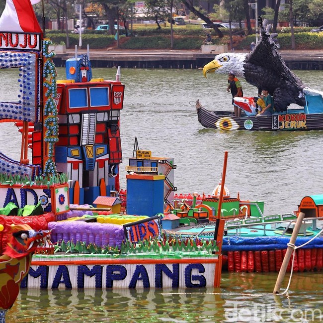 Botol Plastik Bekas Disulap Jadi 43 Perahu, Siap Berlayar di Danau Sunter