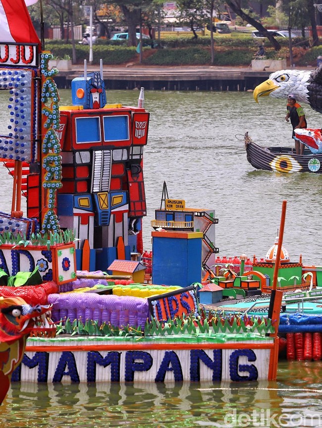 Botol Plastik Bekas Disulap Jadi 43 Perahu, Siap Berlayar di Danau Sunter