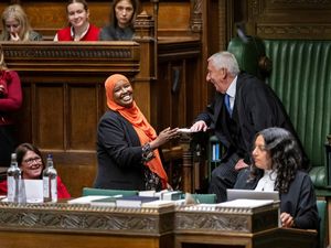 Pengungsi Somalia Dilantik Jadi Parlemen Inggris, Ucap Sumpah di Atas Al-Quran