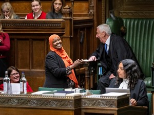 Pengungsi Somalia Dilantik Jadi Parlemen Inggris, Ucap Sumpah di Atas Al-Quran