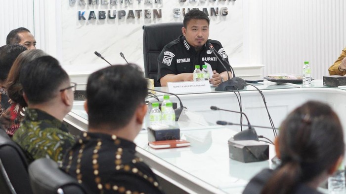 Bupati Subang Reynaldy Putra Andita Budi Raemi, didampingi Sekretaris Daerah Kabupaten Subang, Rona Mairansyah, menghadiri Penandatanganan Perjanjian Kerja Sama antara PT Subang Sejahtera dengan PT Pesona Subang Sejahtera terkait Pembangunan Subang Mega Mall dan Subang Trade Center, yang berlangsung di Ruang Rapat Bupati I, Senin (12/10/2026)