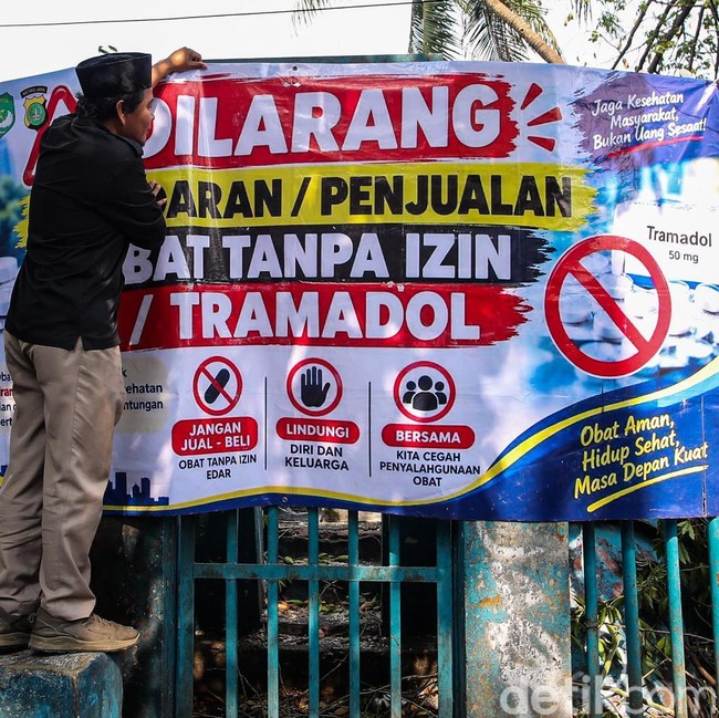 Cegah Peredaran Obat Ilegal, Petugas Sisir Lapak di Palmerah