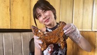 Di Instagram, Christy no na mengaku lagi diet. Ia makan rahang tuna pakai nasi putih, nasi merah, dan bakwan jagung. (Foto: dok Instagram christygardenaa)