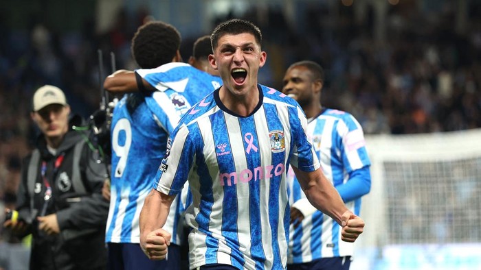 Soccer Football - Premier League - Coventry City v Newcastle United - Coventry Building Society Arena, Coventry, Britain - October 12, 2026 Coventry Citys Bobby Thomas celebrates their third goal, scored by Ellis Simms REUTERS/Chris Radburn EDITORIAL USE ONLY. NO USE WITH UNAUTHORIZED AUDIO, VIDEO, DATA, FIXTURE LISTS, CLUB/LEAGUE LOGOS OR LIVE SERVICES. ONLINE IN-MATCH USE LIMITED TO 120 IMAGES, NO VIDEO EMULATION. NO USE IN BETTING, GAMES OR SINGLE CLUB/LEAGUE/PLAYER PUBLICATIONS. PLEASE CONTACT YOUR ACCOUNT REPRESENTATIVE FOR FURTHER DETAILS..