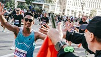 Segalanya berjalan sesuai rencana hingga KM 27, namun misteri maraton punya rencana lain—ada saat-saat di mana saya benar-benar ragu apakah saya bisa menyelesaikannya. Jujur saja, saya kecewa pada diri sendiri, tuturnya. Foto: Instagram @daffawardhana
