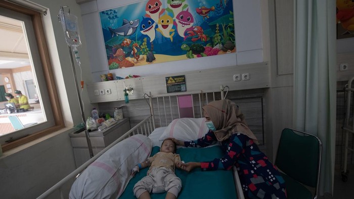 Dampak Kabut Asap, Puluhan Ribu Warga Terserang ISPA Orang tua dari pasien anak penderita infeksi saluran pernapasan akut (ISPA) menunggu anaknya yang menjalani perawatan di Rumah Sakit Charitas Palembang, Sumatera Selatan, Jumat (9/10/2026). Berdasarkan data Dinas Kesehatan Provinsi Sumatera Selatan temuan kasus ISPA dampak kabut asap Kebakaran Hutan dan Lahan (Karhutla) pada September 2026 mencapai 52.483 kasus yaitu meningkat sebanyak 5.463 kasus dibandingkan bulan Agustus 2026 sebanyak 47.020 kasus, sedangkan pada 1 hingga 9 Oktober 2026 sebanyak 11.359 kasus. ANTARA FOTO/Nova Wahyudi/nym.