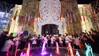 Sejumlah penyintas, keluarga korban, dan warga menghadiri upacara peringatan 24 tahun tragedi Bom Bali di Monumen Ground Zero, Kuta, Badung, Bali, Senin (12/10/2026). REUTERS/Johannes Christo 