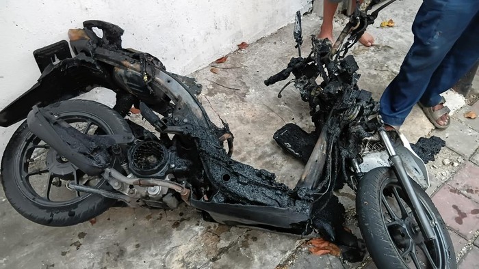 Dua orang pria terduga maling motor di Koja, Jakut gagal melancarkan aksinya. Motor curian milik korban meledak di lokasi kejadian hingga hangus terbakar. (dok Istimewa)