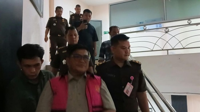 Eks Ketua DPRD Merangin inisial HE saat ditahan Kejaksaan atas kasus korupsi pengelolaan anggaran