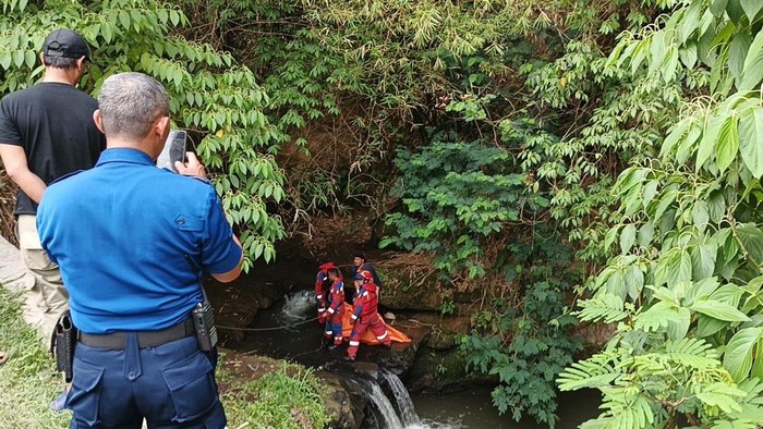 Evakuasi pemuda tenggelam di Sungai Cidurian