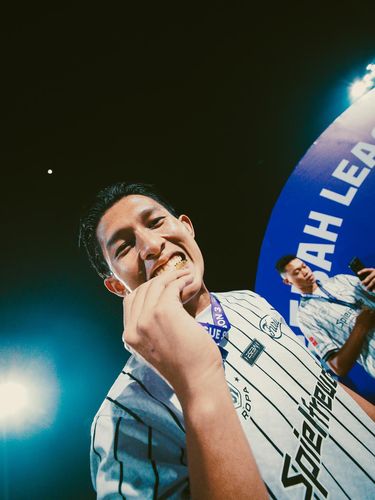 Fadhil Saddam, pesepak bola muda Indonesia, nekat menjual motornya demi merantau dan meniti karier sepak bola ke Turki, Bosnia, Serbia, hingga Australia.