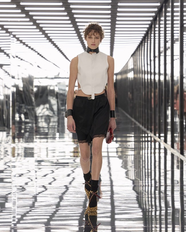 Eksplorasi Kebebasan Tubuh Fendi Spring/Summer 2027: Harmoni Lingerie dan Spirit Punk (2)