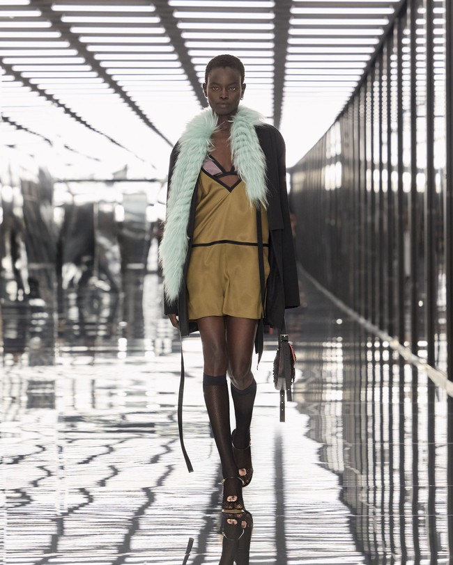 Eksplorasi Kebebasan Tubuh Fendi Spring/Summer 2027: Harmoni Lingerie dan Spirit Punk (4)