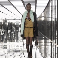 Salah satu elemen utama koleksi Fendi Spring/Summer 2027 adalah pakaian dalam untuk pria dan wanita. Item tersebut dihadirkan sebagai lapisan ringan yang dapat menyamarkan maupun memperlihatkan tubuh. (Foto: Dok. Fendi)