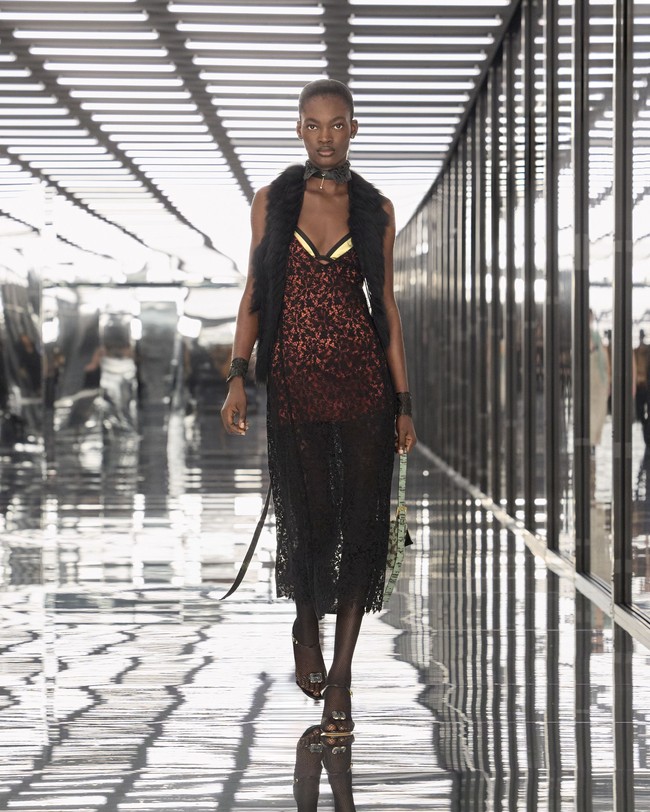 Eksplorasi koleksi ini berlanjut melalui permainan layering, siluet, panjang busana, dan tekstur material. Fendi memadukan karakter yang kontras, mulai dari permukaan mengilap dan matte hingga material ringan dan berat. Sutra, motif animal print, renda, bordir, serta teknik intarsia menjadi bagian dari eksplorasi desain.&nbsp; (Foto: Dok. Fendi)