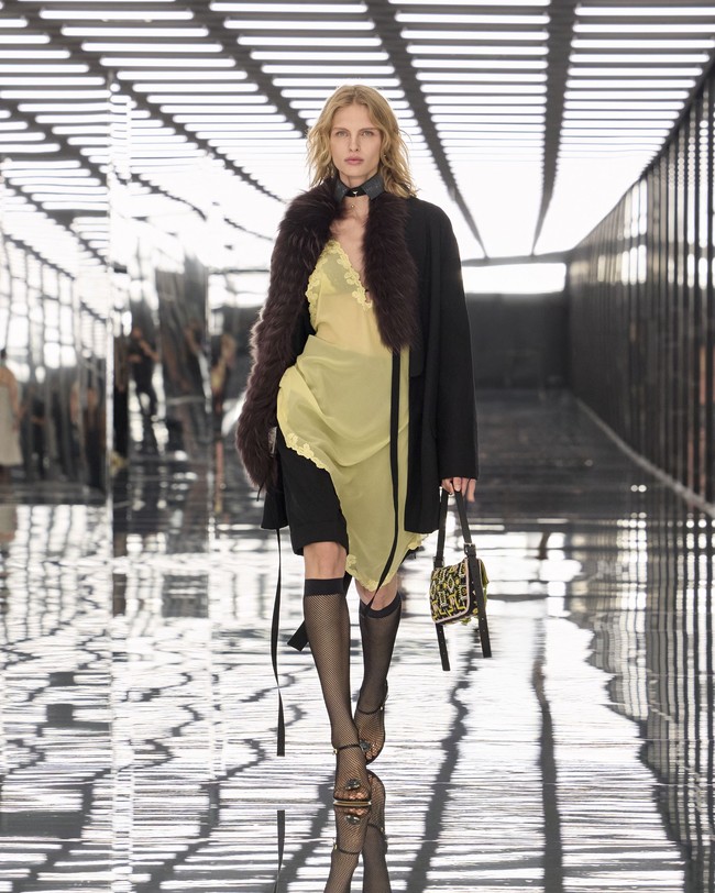Lewat koleksi Spring/Summer 2027, FENDI menegaskan pendekatan fashion yang berpusat pada tubuh dan kebebasan berekspresi. Alih-alih membatasi bentuk tubuh melalui pakaian, koleksi ini mengedepankan busana sebagai medium untuk merayakan keberagaman, emosi, dan hubungan antarmanusia. (Foto: Dok. Fendi)