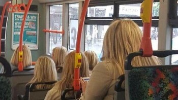 Seperti fitur copy-paste di dunia nyata! Sejumlah perempuan berambut pirang dengan gaya rambut dan pakaian mirip terlihat duduk berderet di dalam bus. Kebetulan yang bikin melongo. Foto: via Boredpanda