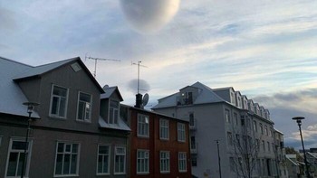 Awan berbentuk oval misterius terlihat melayang di atas permukiman Reykjavík, Islandia. Bentuknya yang menyerupai UFO membuat langit seolah sedang mengalami error. Foto: via Boredpanda