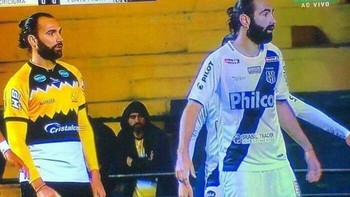 Seperti bertemu kembaran sendiri! Dua pesepakbola dari tim berbeda memiliki wajah, janggut, dan gaya rambut yang sangat mirip. Bahkan ada sosok lain di belakang yang sekilas menyerupai keduanya. Foto: via Boredpanda