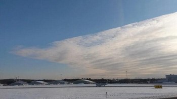 Langit seperti terbelah dua! Formasi awan dengan tepian yang sangat lurus ini terlihat di atas lapangan udara bersalju. Sekilas seperti ada bagian langit yang belum selesai dimuat. Foto: via Boredpanda