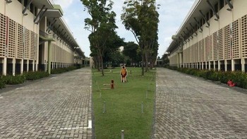 Seperti dunia terbelah menjadi dua bagian identik! Dua bangunan, jalan, dan pepohonan di tengah menciptakan pemandangan yang nyaris simetris sempurna. Foto: via Boredpanda