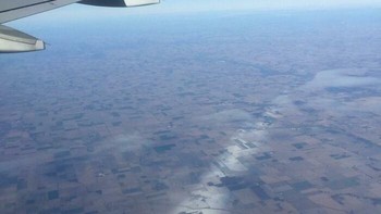 Pemandangan dari jendela pesawat ini seperti dunia yang belum selesai dirender! Petak-petak lahan pertanian membentuk pola geometris, sementara pantulan cahaya membuat sebagian permukaan terlihat berkilau Foto: via Boredpanda