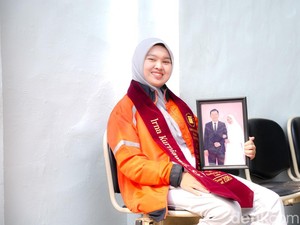 Di Balik Helm Hijau Irna: Perjuangan Yatim Piatu Menjemput Gelar Sarjana