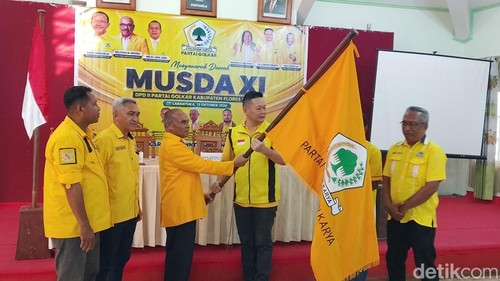Wakil Bupati Flores Timur, Ignasius Boli Uran menerima bendera Partai Golkar, Selasa (13/9/2026).